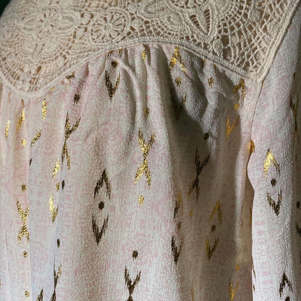 🌿XHILARATION size M boho flowy floral and gold crochet detail long sleeve top - Picture 4 of 11